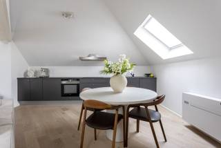 Bent u op zoek naar een volledig gerenoveerd en energiezuinig 1-slaapkamer appartement (75m²) ? En dit met alle comfort en luxe op een toplocatie? Dan stellen wij graag deze parel aan u voor gelegen op de bovenste verdieping (4v) zonder lift. <br />Indeling:<br />U komt binnen in de lichtrijke woonkamer met open keuken. De keuken is voorzien van de nodige toestellen. De woonkamer heeft een ingebouwde vestiaire en geeft toegang tot een apart toilet. Aanpalend aan de woonkamer is er de master bedroom met een ensuite badkamer die voorzien is van een douche en enkele lavabo.<br /><br />Maandelijkse lasten: €100/maand voor minuterie, algemeen onderhoud, poetsdienst, blokpolis en syndicusvergoeding.<br /><br />Ligging:<br />Gelegen in het bruisende centrum van Antwerpen met alles binnen handbereik! Openbaar vervoer en verbindingswegen op enkele ogenblikken. Nabij winkels, horeca, scholen,... <br />Pluspunten:<br />- Gemeenschappelijke fietsenberging<br />- Elektriciteit is conform<br />- EPC met label B (dakisolatie, HR beglazing, gevelisolatie)<br />- Veiligheidsdeur<br />- Airconditioning <br />Voor meer informatie of een bezichtiging kan u One vastgoed steeds bereiken op volgend nummer 03 360 85 30.