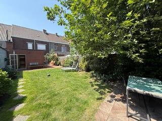 Deze ruime gezinswoning is rustig gelegen nabij het Sint-Pietersstation en het UZ Gent, met een vlotte verbinding naar de E17 en E40.<br /><br />De woning omvat een inkomhal, een aangename leefruimte, een keuken met eetplaats, een praktische bijkeuken, berging en toilet.<br />Achteraan bevindt zich een mooie, zonnige tuin met tuinhuis.<br /><br />Op de eerste verdieping vindt u 3 ruime slaapkamers en een badkamer.<br />Daarnaast beschikt de woning over een ruime zolder die perfect kan dienen als extra berging of hobbyruimte.<br /><br />Algemene info:<br />✔ Beschikbaar vanaf 01/08<br />✔ Garage aanwezig<br />✔ Winkels, openbaar vervoer, station en UZ in de onmiddellijke omgeving<br /><br />Rustig wonen op een toplocatie in Gent!<br /><br />Interesse? Contacteer ons voor meer informatie of een bezoek op afspraak.
