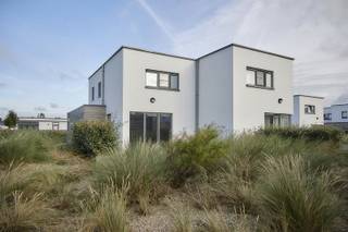 <p><span>Met een bijzondere architectuur en de landscape van duinen en water biedt kan je in deze vakantiewoning optimaal genieten van een oase van rust in een prachtige, natuurlijke omgeving. Het bevindt zich op 200 meter van het strand en de zee, nabij een splinternieuw zwembad én sportcomplex. Op zoek naar een tweede verblijf aan zee, of een prima investering? Contacteer ons alvast voor meer info én met plezier maken we een afspraak om dit samen eens ter plaatste te ontdekken. Alle gepubliceerde prijzen zijn excl. kosten én BTW.</span></p>