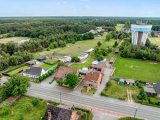 Deze 2 woningen, beide half open bebouwing zijn gelegen op een ruim perceel van maar liefst 3019 m².

Dit uniek goed is ideaal als investeringspand (beide woningen verhuren), als kangoeroewoning of om er zelf te wonen en de andere woning te verhuren (wat vroeger het geval was).
Ook is dit ideaal voor iemand die veel plaats nodig heeft voor hobby of bijberoep aangezien er enorm veel stockageruimte is op het perceel en in de woningen.
Wordt in 1 geheel verkocht !

Momenteel hebben beide woningen ieders 2 slaapkamers, maar de zolderruimtes met vaste trap van beide woningen kunnen nog naar believen afgewerkt worden om zo makkelijk 6 ruime slaapkamers te creëren.
Om de indeling nu te zien, bekijk zeker onze “plannen/foto’s” op onze website van Vastgoedservice via deze link https://www.vastgoedservice.be/vgs4/pand_one.asp?Immo_ID=19730.

Woning met huisnummer 66 heeft een bewoonbare oppervlakte van circa 145 m² met eigen terras en garage met aansluitende (tuin)berging.

Woning met huisnummer 64 heeft een bewoonbare oppervlakte van circa 173 m² met eigen terras en garage met aansluitend een ruim werkhuis, daarachter ligt de ruime zuid gelegen tuin die ongeveer 227 m diep is, op dit perceel is hier en daar ook een werkhuis en/of schuur terug te vinden voor stockage, ideaal voor iemand met een hobby of bijberoep die veel plaats nodig heeft.

Kortom een uniek eigendom met zeer veel potentieel dat zeker een bezoekje waard is !
