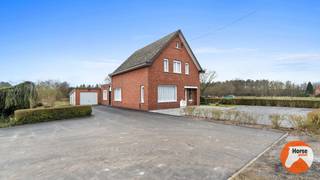ZICHEM - Degelijke, goed onderhouden maar totaal te renoveren woning op 47a.Achterin gelegen met rondomrond zeer ruime tuin en/of weiland. Rust...