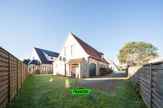 Deze sfeervolle villa uit 1998 is gelegen op een perceel van 445 m², op wandelafstand van het centrum van De Haan. Dankzij de open bebouwing,...