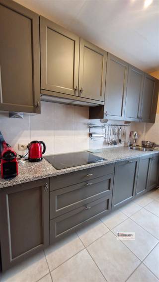 <p><span>Gunstig gelegen appartement op de 2de verdieping van een klein gebouw (ca: 83 m²) met twee slaapkamers, terras en autostaanplaats. Geen Lift.</span></p><p><span>Beschikbaar vanaf 01/11/2026.</span></p><p><span> </span></p><p><span> </span></p><p><span> </span></p><p><span> </span></p>