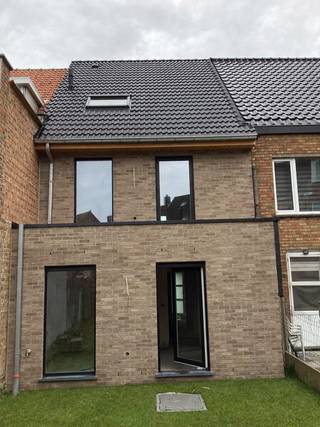 Gesloten bel-etagewoning met verrassend veel ruimte-benutting.  <br /><br />De woning wordt opgetrokken in drie niveaus.  Op de gelijkvloerse verdieping wordt de ruimte ingedeeld met een inkom, een slaapkamer, een was- / bergruimte, een gastentoilet en een tweede slaapkamer of bureau.<br /><br />Op de eerste verdieping wordt de ruimte ingedeeld met een berging, een zit- &amp; eethoek en een geïntegreerde keuken.  <br /><br />Op de verdieping onder dak worden bijkomstig twee slaapkamers voorzien, dit samen met een nachthal, een badkamer en een afzonderlijk toilet.<br /><br />Het PLUS lastenboek wordt toegevoegd aan deze woning.<br /><br />In dit lastenboek staat :<br /><br />- Verlichtingsarmaturen in diverse ruimtes- Laminaat in slaapkamers en nachthal- De oprit (indien van toepassing) alsook het terras worden aangelegd in betonklinkers op fundering, weliswaar rekening houden met eventuele stedenbouwkundige verplichtingen of beperkingen.- Op de vrije perceelsgrenzen wordt een afsluiting geplaatst onder de vorm van een groene of grijze draad of indien de vergunning geen afsluiting toelaat; een levende haag met leidraad en palen.- De hoven en tuinen worden voorzien van onderhoudsvriendelijke beplanting en/of gazon