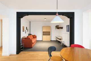 <p>Dit modern en goed ontworpen appartement in Antwerpen biedt een ideale woonplek voor gezinnen of professionals. Met een totale oppervlakte van 73 vierkante meter bewoonbare ruimte en 83 vierkante meter totale oppervlakte, maakt dit appartement efficiënt gebruik van elke vierkante centimeter.</p><p>Het appartement beschikt over twee slaapkamers, perfect voor een groeiend gezin of als kantoorruimte. De slaapkamers ontvangen natuurlijk licht via grote ramen en zijn voorzien van warmte. De eerste slaapkamer is ruim en voorzien van moderne voorzieningen, terwijl de tweede slaapkamer ideaal is voor gasten of als werkruimte.</p><p>De badkamer is volledig gerenoveerd met moderne tegels, een douchecabine en een wastafel met spiegelkast. Het design combineert functionaliteit met esthetiek en luxe.</p><p>De open woonkeuken is het hart van het appartement, met een moderne keuken voorzien van witte kasten en houten werkblad. De woonruimte is zeer ruim en licht dankzij grote ramen die uitkomen op een gezellig terras. Dit terras is ideaal voor ontspanning en biedt toegang tot buitenlucht.</p><p>Het appartement benut zwarte accenten en houten elementen die een aantrekkelijk contrast creëren. De afwerking is van hoge kwaliteit met moderne verlichting en nutsvoorzieningen.</p><p>De ligging in Antwerpen biedt uitstekende verbindingen naar voorzieningen, winkels en openbaar vervoer. Dit appartement is een perfecte keuze voor wie op zoek is naar comfort en moderne leefstijl in het hart van de stad. Dit pand bestaat uit 13 appartementen en 3 ateliers waarvan reeds 60 procent is verkocht! </p><p>Rechtstreeks van eigenaar te koop.<br />0456 83 87 68</p>