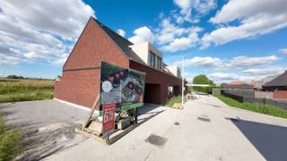 <span><span><span>Prachtig wonen in alle rust en toch dicht bij het centrum van Langemark-Poelkapelle en vlotte verbinding naar steden als Diksmuide, Ieper en Poperinge.<br />Nieuwbouwproject '<strong>De Mangelaar' </strong>is een <strong>unicum op de markt</strong>. De woningen zijn gerealiseerd door ontwikkelaar <strong>Leoliz</strong> </span></span></span><span><span><em>(Nieuwbouwontwikkelaar, die met heel wat ervaring in de bouw, zijn klanten graag persoonlijk begeleidt doorheen het bouwtraject)</em></span></span><span><span><span><span>.</span></span><br /><br /><span>In de ontwerpfase werd de nodige aandacht besteed aan <strong>het ruimtelijke gevoel </strong>in de woning en dit in combinatie met toepassing van energiezuinige technieken en duurzame materialen bekomen we zo een uniek aanbod binnen het nieuwbouwsegment. We kunnen u woningen aanbieden met maar liefst <strong>220m²</strong> aan bewoonbare oppervlakte en er is keuze uit aanbod met <strong>3 tot zelfs 5 ruime slaapkamers</strong>. Wagens krijgen plaats in een inpandige <strong>garage of een ruime carport </strong>gekoppeld aan de woning.</span><br /><br /><span>Er werd gekozen om de woningen af te werken met <strong>vloerverwarming (zowel beneden als boven)</strong>, koppeling met een warmtepomp behoort tot de mogelijkheden. Voor ventilatie werd gekozen voor <strong>systeem D</strong>, dus met warmterecuperatie. In het lastenboek merk je snel op dat de nodige aandacht is besteed om voor de afwerking van de woning te kiezen voor <strong>kwaliteit</strong>. De budgetten vooropgesteld voor badkamer, keuken en vloeren dekken ruim de noden en kunnen op heden nog volledig verder gepersonaliseerd worden.   </span><br /><br /><span>Het project 'De Mangelaar' zal in verschillende fases gebouwd worden, iedere fase gekenmerkt door een eigen opleveringsdatum.<br />Op heden zijn de werken gestart voor woning 1 en 2 (koppelwoningen langs de Mangelaarstraat).</span><br /><span>Het project zal vervolgens verder gerealiseerd worden met 2 rijwoningen en 4 halfopen bebouwingen met als kers op de taart <strong>één alleenstaande villa </strong>op een perceel van maar liefst <strong>726m²</strong>.</span><br /><br /><u><strong><span>Groen wonen:</span></strong></u><br /><span>De woningen zijn allen gebouwd volgens de <strong>BEN</strong>-normering, vanuit de vergunning dient een energielabel bekomen te worden lager dan E25. Dit betekent ook dat u een <strong>korting geniet van 50% op uw onroerende voorheffing gedurende de eerste 5 jaar.</strong> In samenspraak met de bouwheer kan echter ook een volledige vrijstelling bekomen worden, mits enkele extra aanpassingen bovenop de standaard (extra zonnepanelen,…).</span><br /><br /><strong><u>Troeven van deze woning:</u></strong></span></span>
<ul>
	<li><span><span><span><span><span><span><span><span><span><span><span><span>Woningen met 5 <strong>ruime</strong> slaapkamers (één slaapkamer op het gelijkvloers);</span></span></span></span></span></span></span></span></span></span></span></span></li>
	<li><span><span><span><span><span><span><span><span><span><span><span><span>Uniek<strong> </strong>perceel met <strong>panoramische verzichten</strong>;</span></span></span></span></span></span></span></span></span></span></span></span></li>
	<li><span><span><span><span><span><span><span><span><span><span><span><span>Zolder als extra bergruimte te gebruiken;</span></span></span></span></span></span></span></span></span></span></span></span></li>
	<li><span><span>Woonkamer beschikt over een open vide tot op eerste verdiep; </span></span></li>
	<li><span><span><span><span><span><span><span><span><span><span><span><span>Vloerverwarming (beneden en boven);</span></span></span></span></span></span></span></span></span></span></span></span></li>
	<li><span><span><span><span><span><span><span><span><span><span><span><span>Ventilatiesysteem D;</span></span></span></span></span></span></span></span></span></span></span></span></li>
	<li><span><span><span>Zonnepanelen;</span></span></span></li>
	<li><span><span><span>Regenwaterput (7.000 tot 10.000L);</span></span></span></li>
	<li><span><span><span><span><span><span><span><span><span><span><span><span>Ruime berging gekoppeld aan carport en tuin;</span></span></span></span></span></span></span></span></span></span></span></span></li>
	<li><span><span><span><span><span><span><span><span><span><span><span><strong>Avondzon in de tuin</strong>;</span></span></span></span></span></span></span></span></span></span></span></li>
	<li><span><span><span>Ruime carport voor 2 wagens + oprit;</span></span></span></li>
	<li><span><span><span>Terras en tuinafsluiting inbegrepen in prijs;</span></span></span></li>
</ul>
<span><span><span><em>Op heden vrije keuze in de materialen, afwerking op maat. De oplevering van deze nieuwbouwwoningen gebeurt in verschillende fases.</em><br /><br />Deze energiezuinige nieuwbouwwoningen zijn ook uiterst geschikt als <strong>opbrengsteigendom. </strong></span></span></span><br /><br /><span><span><strong>WENS JE EEN BROCHURE VAN DIT PROJECT TE BEKOMEN?</strong> (incl. alle verkoopplannen, lastenboek en totaalprijs), neem dan snel contact op met één van onze makelaars. Bel Diksimmo op het nummer 051 50 11 51 of mail naar diksmuide@diksimmo.be.</span></span>