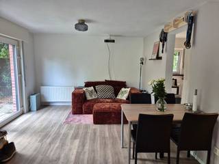 <p>Lichtrijke gelijkvloerse studio van 35 m² in een rustige straat in Sint-Amandsberg, met een privétuin en een grote hobbyruimte/tuinhuis voor je hobby of project. Door de ligging bereik je station Gent-Dampoort op 5 minuten fietsen en het centrum op 10 minuten, terwijl Park Rozenbroeken om de hoek ligt.</p><p>Indeling:<br />- Lichtrijke leefruimte/slaapkamer met raam en deur naar de tuin<br />- Aparte keuken met elektrisch fornuis, oven, spoelbak, dampkap en wasmachineaansluiting<br />- Badkamer met grote douche, lavabomeubel en toilet<br />- Hobbyruimte/tuinhuis van ±24 m²<br />- Noord-Oost gerichte privétuin. Samen met de hobbyruimte een zeldzame troef.<br />- Extra gedeelde bergruimte</p><p>Praktisch:<br />- Maakt deel uit van een kleine appartementsblok met in totaal 3 woonunits<br />- Huurprijs: €850 per maand, plus €10 gemeenschappelijke kosten per maand<br />- Huurwaarborg: 3 maanden<br />- Beschikbaar vanaf 15 november 2026<br />- Niet bemeubeld, sommige meubels kunnen overgenomen worden<br />- Nutsvoorzieningen (water, gas, elektriciteit, internet) sluit je zelf af<br />- Centrale verwarming op gas, EPC D, 316kWh/(m2 jaar)<br />- Parkeren kan in de straat (gratis met een bewonerskaart)</p><p>Bij interesse stuurt u een mail met een korte introductie en uw laatste 3 loonfiches.</p>
