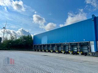 Uitstekend gelegen opslagruimte van 2.592 m² te huur in de industriezone 'Genk Zuid' langsheen het Albertkanaal en vlot bereikbaar via de E313...