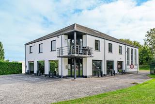 Licht achteruit gelegen ten opzichte van de N275, de drukke verbindingsweg tussen Court-Saint-Étienne en Rixensart, combineert dit gemengd gebouw uit 1997 twee zelden samengaande troeven: een uitzonderlijke zichtbaarheid voor de handelsactiviteit en echte rust voor het woongedeelte, dat niet rechtstreeks aan de straat ligt.<br /><br />Het ruime en veelzijdige commerciële gelijkvloers omvat een handelsruimte, ateliers en een garage. Het is momenteel verhuurd aan een vennootschap voor € 2.400 per maand, met een huurovereenkomst van 9 jaar en huurwaarborg.<br />Op de verdieping bevindt zich een groot appartement met 3 slaapkamers en 2 badkamers, met een uitstekend EPC-label C. Het wordt momenteel door de eigenaar bewoond, maar komt vrij en kan daarna verhuurd worden, wat de weg opent naar een zeer mooi totaalrendement.<br />Het gebouw verkeert in zeer goede staat: goed onderhouden en waar nodig gerenoveerd. Verwarming op stookolie voor het hele gebouw, met een zeer laag verbruik. Talrijke parkeermogelijkheden.<br /><br />Een ideale opportuniteit voor investeerders, om te behouden zoals het is of op termijn te herdenken als transformatieproject (onder voorbehoud van stedenbouwkundige vergunningen).<br /><br />Kadastraal inkomen: € 3.411<br /><br />Om privacyredenen (GDPR) werden sommige foto's bewerkt met behulp van artificiële intelligentie. Enkel de inhoud van de handelsruimte werd aangepast, het gebouw zelf werd niet geretoucheerd.
