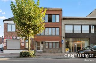<p><span>Located on <strong>Battelsesteenweg in Mechelen</strong> is this attractive <strong>investment property consisting of three apartments</strong>, with one residential unit per floor. A great opportunity for investors looking for a renovation project with potential.</span></p><p><span>Battelsesteenweg is a major thoroughfare connecting the <strong>Mechelse Veste and the Battel Bridge</strong>. The property is located in a <strong>family-oriented neighborhood with a relatively young population</strong>, in a school district, and with easy access to downtown Mechelen.</span></p><p><span>The building is <strong>in need of renovation</strong> and comprises three apartments with similar practical layouts. Each apartment features a <strong>living area, two bedrooms, and a bathroom</strong>.</span></p><p><span>The <strong>ground-floor</strong> apartment also features a <strong>small courtyard</strong> that provides direct access to the <strong>garage</strong>. The apartments on the <strong>first and second floors</strong> each have a <strong>rear terrace</strong>.</span></p><p><span>Thanks to the combination of <strong>three separate residential units, outdoor space, and a garage</strong>, this property offers various opportunities for an investor. After renovation, the property can be developed into an attractive investment property in an easily accessible location in Mechelen.</span></p>
