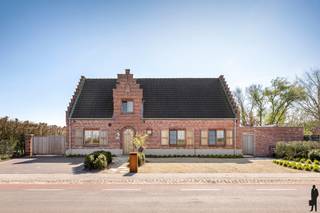 <p><strong>Charmante en instapklare woning i</strong>n landelijke stijl met bijwoning nabij centrum Wuustwezel – ideaal voor <strong>kangoeroewonen of praktijk aan huis.<br />EPC A Energiezuinig, perfecte staat van onderhoud</strong>, kwalitatieve afwerking en zonnepanelen<br /><br /><strong>Gelijkvloers:</strong><br /><strong>Hoofdwoning</strong> – gelijkvloers<br />- inkomhal ingemaakte kasten en met gastentoilet<br />- ruime gezellige leefruimte opgedeeld in eetkamer met airco op parket met zicht op de tuin<br />-<strong> volledig uitgeruste en sfeervolle open keuken</strong> (Boretti oven, Novy dampkap, Amerikaanse koelkast, vaatwasser Bosch) met <strong>houtkachel</strong>. <br />- badkamer met bad, inloopdouche, dubbele lavabo, extra verwarming en toilet<br />- 2 slaapkamers waarvan 1 met airco (waarvan één ingericht als dressing) met internet en tv aansluiting<br />- wasruimte met aansluiting voor wasmachine en waterontharder<br />- <strong>bureau met tuinzicht en deur naar buiten</strong><br /><br /><strong>Verdieping:</strong> <br />- nachthal met ingebouwde kasten<br />- apart toilet<br />- 2 slaapkamers met internet en tv aansluiting (waarvan één momenteel ingericht als schoonheidssalon met Velux raam en eletrisch rolluik)<br />- dressing met aansluitende badkamer<br />- extra berging /technische berging met gasketel van 1 jaar oud<br />- zolder met vlizotrap<br /><br /><strong>Bijwoning</strong> <strong>– met aparte inkom</strong>:<br />- inkomhal met toilet en ingemaakte kasten<br />- keuken (fornuis van SMEG, combi-oven, Amerikaanse koelkast, vaatwasser op hoogte)<br />- living met veel lichtinval en airco en tuinzicht<br />- boven een slaapkamer met airco, dressing en badkamer (douche, dubbele lavabo, toilet).<br /><br /><strong>Tuin op het Zuiden met terras </strong>, tuinhuis, omheind en elektrische deur en poorten<br /><br /><strong>Bijzonderheden:</strong><br />– gelegen nabij het centrum van Wuustwezel<br />–<strong> hoogwaardige afwerking</strong><br />– private, afgesloten tuin met elektrische poorten<br />– meerdere parkeerplaatsen en ruime optrit langs het huis<br />– <strong>26 zonnepanelen – EPC A</strong><br />– volledige privacy tussen hoofd- en bijwoning<br />- veel parkingplaatsen</p>