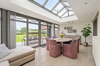 Op zoek naar een instapklare woning met karakter, ruimte en hedendaags comfort? Deze charmante open bebouwing werd volledig gerenoveerd vanaf 2013 en combineert een warme uitstraling met kwalitatieve afwerking en een uitzonderlijke ligging op een perceel van 10 are.<br /><br />De recent gerenoveerde aanbouw (± 1 jaar geleden) zorgt voor extra wooncomfort. De kwalitatieve keuken is uitgerust met een granieten werkblad, een Boretti-gasfornuis en een Amerikaanse koelkast. Doorheen de woning vindt u tal van ingemaakte kasten, waardoor bergruimte nooit een probleem is. Ook de raamdecoratie is inbegrepen.<br /><br />Qua comfort is deze woning volledig uitgerust met centrale verwarming op aardgas, airconditioning, een gezellige haard, een Verisure-alarmsysteem, zonnepanelen en rolluiken op de dakvensters. Dankzij deze voorzieningen geniet u van een energiezuinige en veilige woonomgeving (EPC C).<br /><br />Buiten geniet u van een stijlvol terras in blauwe steen en een prachtig, open zicht op het omliggende groen. Naast de garage beschikt deze woning over een carport die een extra overdekte parkeergelegenheid biedt. Achteraan is er een plaats voorzien voor het stallen van een aanhangwagen, deze is toegankelijk via een private weg. <br /><br />Een unieke kans voor wie op zoek is naar een verzorgde woning met charme, privacy, hoogwaardige afwerking en een uitzonderlijke buitenbeleving.<br /><br />Meer info: arno@woonvast.be of 0478 44 20 90