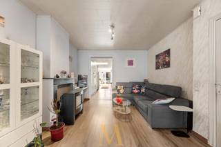 Deze instapklare woning nabij het centrum van Deerlijk combineert ruimte, licht en functionaliteit met een vlotte bereikbaarheid richting de E17.<br /><br />Bij het binnenkomen wordt u verwelkomd in de inkomhal die toegang biedt tot een lichtrijke leefruimte, waar de gezellige gaskachel zorgt voor extra warmte en sfeer. Aansluitend vindt u een recent volledig geïnstalleerde keuken, ideaal voor wie graag kookt. Verder beschikt het gelijkvloers over een apart toilet, een badkamer met ligbad en dubbele wastafel, én een droge kelder voor extra opslagruimte.<br /><br />Op de eerste verdieping bevinden zich drie slaapkamers: twee volwaardige ruime kamers en een derde kamer die perfect kan dienen als kinderkamer, dressing of bureauruimte.<br /><br />De tweede verdieping bevindt zich de ruime master bedroom, aangevuld met een tweede badkamer voorzien van een inloopdouche en een apart toilet, ideaal voor extra comfort en privacy.<br /><br />Buiten geniet u van een zonnige tuin met tuinhuis en een praktische uitweg achteraan. Bovendien is er mogelijkheid om twee wagens te parkeren.<br /><br />Troeven van deze woning:
<ul>
	<li>Instapklaar</li>
	<li>Dubbele beglazing (PVC)</li>
	<li>Uitweg achteraan</li>
	<li>Zonnige tuin</li>
	<li>Vlotte bereikbaarheid (nabij E17)</li>
</ul>
<br />Interesse of een bezoek plannen?<br />Contacteer Maxime Vanneste via 0498 44 78 00 of info@maximevanneste.be.