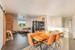 Deze verzorgde halfopen woning ligt op het einde van een doodlopende straat.<br /><br />De woning is als volgt ingedeeld:<br />Gelijkvloerse verdieping: ruime oprit met garage, inkomhal, kelder, lichtrijke leefruimte met vernieuwde open keuken, berging naast de keuken, apart toilet, extra ruimte die kan functioneren als bureau of slaapkamer en een zonnig terras met tuin.<br />Eerste verdieping: 3 tot 4 slaapkamers en een badkamer.<br />Zolderverdieping: ruime zolder als extra bergruimte.<br /><br />De woning is aangesloten op de riolering en voorzien van alle moderne comfort, zoals zonnepanelen en een ingebouwde pelletkachel. Momenteel is de woning verhuurd.<br /><br />PLUSPUNTEN:<br />- EPC C<br />- ELEKTRICITEIT CONFORM<br />- ASBESTVEILIG<br />- PV PANELEN<br />- RUSTIG GELEGEN