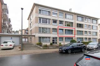 <p><span>DEURNE | INSTAPKLAAR APPARTEMENT MET DRIE SLAAPKAMERS, DRESSING, TERRAS, GARAGE EN KELDER | GELEGEN OP DE EERSTE VERDIEPING VAN VERZORGD GEBOUW MET LIFT | EPC C |</span></p><p><span>Indeling als volgt: inkomhal met ingemaakte kast voor wasmachine en droogkast - badkamer met inloopdouche en lavabomeubel - apart toilet - ruime woonkamer (31,5m²), moderne geïnstalleerde keuken - 3 slaapkamers + aparte dressing/bureaukamer.</span></p><p><span>De maandelijkse kosten bedragen € 255,45 provisie (gas, water, blokpolis, syndicus, minuterie,...) + € 62,91 reservefonds.</span></p><p><span>Garagebox verplicht mee aan te kopen. (VP : € 30.000)</span></p><p><span>Het appartement is zeer gunstig gelegen nabij het Rivierenhof, Bar Stark, winkels (Colruyt en Delhaize), scholen, openbaar vervoer en nabij alle grote invalswegen.</span></p><p><span>De elektriciteit zal tegen de akte volledig conform zijn.</span></p>