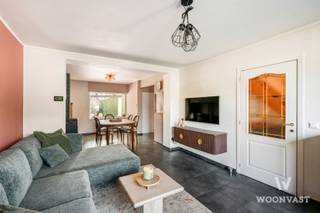 VOOR DE SNELLE BESLISSERS!!!<br /><br />BEZOEKMOMENT ZONDAG 06/09 10u-12u (ENKEL OP AFSPRAAK)<br /><br />Deze verzorgde rijwoning in Waasmunster combineert comfort en gezelligheid, zonder zorgen om renovatiewerken.<br /><br />Je komt binnen in een gezellige leefruimte met open keuken. Boven vind je 2 ruime slaapkamers, waarvan één met dressing, en een vernieuwde badkamer met toilet & bad. De zolder is klaar als 3e slaapkamer, enkel een vaste trap plaatsen volstaat.<br /><br />Buiten geniet je van een zonnige tuin met overkapping die ruimte biedt voor de loungeset of grote tafel, ideaal voor gezellige zomeravonden. Achteraan is er een achteruitweg met garage en extra parkeerplaats voor meerdere wagens.<br /><br />Troeven:<br /><br />- Instapklaar<br />- EPC B<br />- Conforme elektriciteit<br />- Asbestveilig<br />- Gezellige leefruimte met open keuken<br />- Ruime slaapkamers<br />- Zolder uitbreidbaar tot 3e slaapkamer<br />- Garage + extra parkeerplaats<br />- Zonnige tuin met overkapping<br /><br />Twijfel niet, plan snel een bezoek!<br /><br />📩 gilles@woonvast.be — 📞 0491 49 95 38 — 🌐 www.woonvast.be