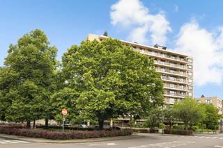 <p>ELSENE, Square du Vieux Tilleul, prachtig appartement van ± 92 m², volledig gerenoveerd in 2026! Prachtig uitzicht (8e verdieping van 9). Direct beschikbaar. Conciërge, gepantserde deur en fietsenstalling. EPB: C. Onroerendgoedbelasting: 2.250 € (mogelijkheid tot korting) – INFO &amp; BEZICHTIGINGEN: 0475.97.33.44 - ddomb@trevi.be</p>
<p><b>Appartement oorspronkelijk met 2 slaapkamers van 92 m² - Renovatie 2026!</b></p>
<p><u>Kelder</u>: Kelder &amp; parkeerplaats</p>
<p><u>8e verdieping</u>:</p>
<ul>
<li>Betegelde inkomhal</li>
<li>Woonkamer ± 35 m² met parket</li>
<li>Volledig ingerichte keuken</li>
<li>Kantoor ± 6 m²</li>
<li>Badkamer – WC – en doucheruimte</li>
<li>Terras ± 7 m²</li>
</ul>