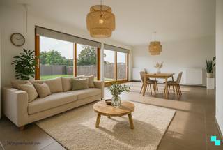 Ontdek deze <strong>instapklare, energiezuinige</strong> eengezinswoning met garage nabij het centrum van Izegem gelegen op een zuidoost georiënteerd perceel van ca. 213 m², met een bewoonbare oppervlakte van 154 m² (volgens EPC-attest). De woning geniet van een uitstekende bereikbaarheid dankzij de onmiddellijke nabijheid van de Rijksweg, het op- en afrittencomplex E403, diverse handelszaken en scholen. Volgende indeling: Inkomhal met gastentoilet, aangename en lichtrijke woonkamer met annex de open geïnstalleerde keuken (voorzien van vaatwasmachine, kookplaat, dampkap, oven, dubbele spoelzone en koelkast met vriesvak) en wasplaats/berging. De eerste verdieping bestaat uit de nachthal, drie slaapkamers en de badkamer (voorzien van een dubbele wastafel, douche, ligbad en toilet). De onderhoudsvriendelijke tuin (zuidoost gericht) is volledig omheind en geniet van een aangelegd terras. EPC A | CV op aardgas | Plat dak geïsoleerd (15 cm PUR) | HR-beglazing (houten schrijnwerk) | Spouwisolatie | Vloerisolatie (8 cm PUR) | Regenwater | Ventilatiesysteem| Rustige, doch centrale ligging | Volledig geschilderd. Margot organiseert voor deze woning bezoeken ter plaatse, mits het maken van een afspraak. 