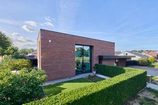 <p>Moderne, strakke villa in een residentiële omgeving op een mooi perceel van 8a28ca. Gelegen in een rustige buurt op een topligging maar toch op een centrale locatie. Deze villa van 2015 heeft een bewoonbare oppervlakte van 231m² en is voorzien van 3 slaapkamers, een dressing, een bureel/speelruimte/extra TV ruimte, een badkamer met ligbad en douche én een douche kamer op het gelijkvloers. De woning is volledig onderkelderd. Er is een prachtig zicht op het tegenover gelegen natuurgebied. Vloerverwarming met een warmtepomp, zonnepanelen, een centraal stofzuigersysteem, basisdomotica, elektrische jaloeziën, ... maken de villa futureproof. Overal is er een fantastische lichtinval dankzij de grote raampartijen. </p><p>De indeling is als volgt:<br />Gelijkvloers: riante inkomhal met apart toilet en toegang tot de open leefruimte met eiken trap waarin een gezellige zithoek met gashaard, een ruime eethoek en een verdoken bureelruimte is voorzien. De maatkeuken is voorzien van alle toestellen en wordt gekenmerkt door het fantastische Corian blad. In de kastenwand van de keuken is er een doorgang naar de wasplaats met extra toegangsdeur. Verder is hier een doucheruimte, extra maatkasten en toegang tot de kelder. Massa’s lichtinval door de grote raampartijen en prachtig zicht op de tuin in elke ruimte.</p><p>Verdiep 1: Ruime overloop met ruimte voor TV-hoek, bureel, speelkamer, ... Verder zijn er 3 slaapkamers voorzien van inbouwkasten en de masterbedroom heeft ook nog een dressing. Zeer ruime badkamer met inloopdouche, wastafel, ligbad en kastenwand. Hier geniet je van natuurlijk licht dankzij de lichtkoepel. </p><p>Mooi, omheind perceel met westelijke oriëntatie. Bovendien zeer onderhoudsvriendelijke tuin voorzien van kunstgras. Achter in de tuin is er nog een tuinhuis met loungehoek. Dubbele carport met extra tuinberging. De villa is volledig onderkelderd dus aan berg-en werkruimte is er geen gebrek. Overal is er vloerverwarming voorzien. De elektriciteit is uiteraard conform. </p><p>Op zoek naar een moderne woning op een toplocatie? Neem dan vandaag nog contact op voor een bezoek.</p><p>Wij ontzorgen je ook voor de verkoop van je huidige woning! Voor meer uitleg helpen we je graag verder.</p>