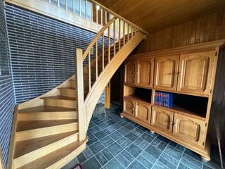 Deze open bebouwing bevindt zich op een royaal perceel van: 1477m² gelegen nabij Geel-centrum en niet ver van Meerhout en Tessenderlo en oprittencomplex E313 Geel-Oost.<br />De woning is hoofdzakelijk vergund.<br />Bestaat uit: woning met 4 slaapkamers (±350m²) + bijgebouw met 1 slaapkamer (±157m²) + ruime garage<br /><br />EPC: 613kWh/m²j - label F - renovatieverplichting van toepassing.<br />Asbest aanwezig.<br />P en G score: C<br />LAB-GMO-GVKR-GVV<br />