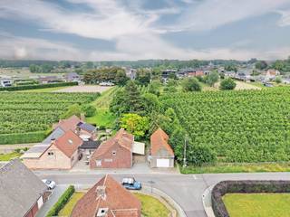 Deze woning met garage en tuin bevindt zich uiterst gunstig en idyllisch gelegen langsheen de Nieuwegestraat te Elene, grenzend aan het domein van kasteel te Leeuwergem, een prachtige omgeving om te wandelen, fietsen, lopen, ... Of voor wie op zoek is naar rust doch vlakbij alle voorzieningen en centrum Zottegem én kort bij belangrijke invalswegen N46, N42, ...<br /> De woning is volledig te renoveren of te slopen. <br />Indeling gelijkvloers: inkomhal, leefruimte, eetplaats, bureau, keuken, badkamer, berging/wasplaats.<br />Op de verdieping bevinden zich 4 slaapkamers. Er is een zoldertip en er is een kelder aanwezig. <br />Buiten is er nog de garage en bergingen en de uitgestrekte tuin, omringd door de naastgelegen percelen met fruitbomen. <br />WOONHUIS MET POTENTIEEL OF INTERESSANTE BOUWGROND MET EEN JUISTE PRIJS-KWALITEITVERHOUDING!!<br />Verwarming met gas en elektriciteit (gashaard en accumulatie), PVC ramen met dubbel glas, verdieping met houten roostering. EPC: 743 kWh/(m² jaar), energielabel F (renovatieverplichting), bewoonbare oppervlakte volgens EPC: 150 m² (zolder en kelder niet inbegrepen), KI: €555, elektrische installatie niet conform het AREI. <br />landschappelijk waardevol agrarisch gebied, geen vergunning uitgereikt (gebouwd voor 1962), geen rechterlijke of bestuurlijke maatregel opgelegd, geen voorkooprecht, geen verkavelingsvergunning uitgereikt. Geen risicozone voor overstromingen, P-score A, G-score A. <br />U kan de beschikbare attesten bij verkoop downloaden via de website janssens-leroy.be.