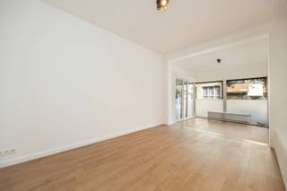 Gelijkvloers appartement met handelsruimte en een aangename tuin te Antwerpen!<br /><br />Op een centrale locatie tussen Zurenborg en Borgerhout, bevindt zich dit veelzijdige gelijkvloerse pand bestaande uit een handelsruimte aan de voorzijde en een achterliggende woonst met tuin.<br /><br />Aan de straatzijde bevindt zich de handelsruimte die dankzij de ligging en zichtbaarheid een uitstekende commerciële invulling biedt.<br /><br />Achter de handelsruimte bevindt zich de woonst, die momenteel is ingericht als een aangename en ruime leefruimte met open keuken. De volledig uitgeruste leefkeuken biedt rechtstreeks toegang tot de aangename tuin van ca. 50m² aan de achterzijde. <br /><br />Verder beschikt de woonst over een badkamer uitgerust met een douche, lavabo en toilet.<br /><br />De gelijkvloerse verdieping biedt dankzij de combinatie van handelsruimte, woonfunctie en tuin verschillende mogelijkheden en is bijzonder geschikt voor wie wonen en werken wil combineren.<br /><br />Belangrijkste troeven:<br /><br />- Gelegen tussen de levendige wijken Borgerhout en Zurenborg<br />- Ideale bereikbaarheid en tal van winkels en horeca <br />- Twee praktische privatieve kelderbergingen mee inbegrepen<br />- Kleinschalig gebouw met 4 units<br /><br />78m² totale oppervlakte (cfr EPC).<br /><br />Wenst u een bezoek of meer informatie? Dan kan u ons steeds contacteren via info@dvarealestate.be of via 03/297.00.00.