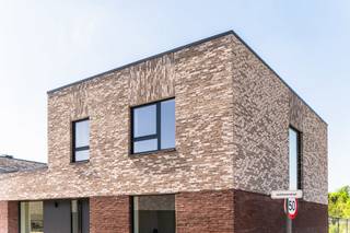 <p>Deze moderne halfopen bebouwing in De Kom in Leopoldsburg bevindt zich op een rustige ligging vlakbij de jachthaven, met aangename zichten op het water en een open, groen karakter.</p>
<p>Met een bewoonbare oppervlakte van ca. 173,01 m² beschikt de woning over een ruime en lichtrijke leefruimte met open keuken, drie volwaardige slaapkamers en een nette badkamer. Dankzij de grote raampartijen geniet u van een mooie lichtinval en een directe connectie met het terras en de ruime tuin van 106,99 m², gelegen op een perceel van 280 m², ideaal om in alle rust te ontspannen.</p>
<p>De woning is afgewerkt met kwalitatieve, moderne materialen en werd energiezuinig gebouwd, wat zorgt voor hedendaags comfort en een duurzaam karakter. In combinatie met de vlotte bereikbaarheid en de nabijheid van winkels, scholen en ontspanning, maakt dit deze woning bijzonder geschikt voor wie op zoek is naar instapklaar wooncomfort op een aangename locatie aan het water.</p>