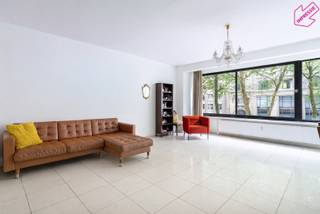 Gelegen tussen de bekende Theaterwijk met de gezellige weekendmarkt, hippe restaurants, schouwburgen, mooiste winkelstraten enerzijds en het groene Stadspark anderzijds kunnen we hier van een echte toplocatie spreken. Grote in en uitvalswegen zijn vlot bereikbaar, tram en bus zijn achter de hoek te vinden en het centraal station is slechts 7 minuten lopen. <br /><br />Dit ruime vierslaapkamer appartement is gelegen op de tweede verdieping van een gebouw met slechts twee appartementen per verdieping. Het appartement bestaat uit een ruime inkomhal voorzien van afzonderlijk toilet en was berging. De leefruimte is vooraan gelegen, zeer ruim en voorzien van een open, volledig ingerichte keuken dewelke voorzien is van alle gebruikelijke toestellen. Naast de keuken vinden we de eerste slaapkamer dewelke voorzien is van balkon en ook als bureau gebruikt kan worden. Aan de rustige achterzijde zijn er nog drie slaapkamers, twee badkamers en een tweede afzonderlijk toilet. Het aangename terras en de ruime kelderberging maken het geheel af.<br />In het gebouw zijn nog verschillende autostaanplaatsen beschikbaar, deze zijn optioneel aan te kopen voor € 37.500 of te huren voor € 100,00/maand + 21% btw. <br /><br />Belangrijkste troeven: vier volwaardige slaapkamers, twee badkamers, mogelijkheid tot aankoop of huur autostaanplaats, ideaal gelegen tussen de Theaterwijk en het stadspark.<br />Verplichte vermeldingen: Epc: 126 kWh/m2, P-score: C, G-score: C, Wg-Vg-Gvkr-Gvv-Gmo