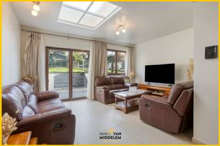 Immo Van Middelem vend cette maison rénovée à deux façades avec 3 chambres, 2 salles de douche et un jardin agréable.L'atout de cette maison est sans...