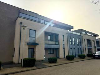 Bent u op zoek naar een instapklaar appartement op een toplocatie? Dit kwalitatieve pand aan het Burgemeester Haffmansplein combineert rust met een uitstekende bereikbaarheid. Dankzij de nabijheid van het openbaar vervoer en diverse invalswegen is deze woonst in Bilzen de ideale uitvalsbasis voor wie vlot wil pendelen.Het appartement bevindt zich op de eerste verdieping en kenmerkt zich door een functionele indeling en een gunstige energetische score. Bij het betreden van het gebouw valt direct de verzorgde staat op, wat typerend is voor dit type kwaliteitsvol vastgoed.De indeling:Verdiep +1: - inkomhal- woonkamer- keuken- berging- slaapkamer- badkamer- toilet - terras Verdiep -1:- kelderberging - garageboxWie kiest voor huren in deze regio, geniet van alle faciliteiten die de stad te bieden heeft. Winkels, scholen en horecagelegenheden in het hart van Bilzen liggen binnen handbereik. Bovendien is de aanwezigheid van een private garagebox een absolute troef in deze buurt.Bent u geïnteresseerd in het huren van dit pand? Dit energiezuinige appartement is direct beschikbaar en biedt alle modern comfort.De snelste manier om een bezoek te brengen aan dit appartement? Vraag je bezoek aan via de rode knop op onze website (www.dewaele.com).Telefonisch kunnen er geen afspraken gemaakt worden. Bij andere vragen kun je ons telefonisch contacteren via 011 30 50 50.Tot binnenkort