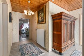 [[ DIT PAND NEEMT DEEL AAN DE ERA OPEN HUIZEN DAG OP 13/6 VAN 16:00 TOT 17:00 ]]
<p>Te koop: ruim gesloten appartement in het centrum van Lebbeke, op wandelafstand van winkels, voorzieningen en openbaar vervoer.</p>

<p>Dit appartement biedt een comfortabele leefruimte met veel opbergmogelijkheden en een praktische indeling. Dankzij de centrale ligging geniet u van alle voordelen van het stadsleven, terwijl de bijhorende garagebox (verplicht aan te kopen voor 25.000 euro) en grote parking zorgen voor optimaal gemak. De woning beschikt over twee slaapkamers, een terras en een volledig uitgeruste keuken.</p>

<p>Belangrijkste ruimtes:<br />• Inkomhal (10 m²)<br />• Living (31 m²) met veel lichtinval<br />• Volledig ingebouwde keuken (10 m²) met dubbele spoelbak, vaatwasser, dampkap, koelkast, oven en ingemaakte kasten<br />• Badkamer (5 m²) met ligbad, toilet, wastafel en aansluitingen voor wasmachine en droogkast<br />• Apart toilet (2 m²)<br />• Slaapkamer (17 m²)<br />• Slaapkamer (9 m²)<br />• Terras (7 m²)<br />• Garage (17 m²)</p>

<p>Troeven:<br />• Bijhorende garagebox (verplicht aan te kopen aan 25.000 euro) en grote parking<br />• Centrale ligging in het hart van Lebbeke, vlakbij winkels en voorzieningen<br />• Ruim appartement met voldoende opbergmogelijkheden</p>

<p>Neem vandaag nog contact op met je ERA-makelaar voor een bezoek. JOUW DROOMAPPARTEMENT. ZO GEVONDEN!</p>