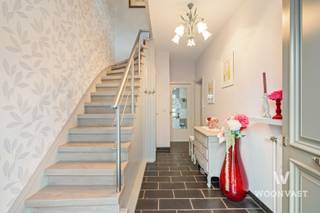 Ontdek deze halfopen bebouwing op een uitstekende ligging met heel wat troeven en mogelijkheden! <br /><br />Indeling:<br />Bij het betreden van de woning wordt je verwelkomd in de ruime inkomhal dat voorzien is van een gastentoilet. Verder kom je in de aparte keuken en de bijzonder lichtrijke leefruimte, waar grote raampartijen zorgen voor een aangenaam ruimtegevoel.<br /><br />Op de eerste verdieping bevinden zich twee ruime slaapkamers, de badkamer, een extra toilet en een praktische berging. De zolder biedt bovendien de mogelijkheid om, mits het plaatsen van een vaste trap, nog twee extra slaapkamers te creëren.<br /><br />Ook aan bergruimte geen gebrek: het kelderverdiep beschikt over een ruime inpandige garage en voldoende stockagemogelijkheden.<br /><br />Troeven in een notendop:<br />- Elektriciteit conform<br />- Mogelijkheid tot 4 slaapkamers<br />- Ruime inpandige garage<br />- Rustige en residentiële ligging<br />- Scholen en bushaltes in de omgeving<br /><br />De ligging is eveneens een pluspunt. Je woont in een rustige buurt, met scholen en openbaar vervoer in de omgeving. Bovendien bereik je de prachtige Plantentuin van Meise in ongeveer 5 minuten rijden. Ook winkels en belangrijke verbindingswegen zijn vlot bereikbaar.<br /><br />De woning beschikt over een EPC-klasse E waardoor een renovatieverplichting van toepassing is. Mits het plaatsen van isolatie op de zolder komen we meteen in een EPC-klasse D terecht. <br /><br />Hebt u interesse of wenst u een bezoek? Contacteer Kyan via 0470/35.32.06 of kyan@woonvast.be