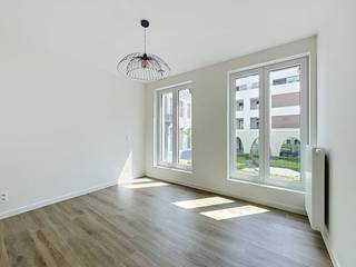 Dit nieuwbouwappartement te huur is gelegen in het historisch centrum van Antwerpen, in het project 'De Dams'. Het project wordt gekenmerkt door historische gebouwen, gecombineerd met de moderne architectuur. Winkels en openbaar vervoer liggen in de directe nabijheid. Indeling:- inkomhal- woonkamer met open geïnstalleerde keuken - 2 slaapkamers - geïnstalleerde badkamer- apart toilet- berging- ondergrondse autostaanplaatsExtra troeven:- unieke locatie in het historisch centrum van Antwerpen- onmiddellijk beschikbaar- terras- automatische verduistering- gemeenschappelijke fietsenberging- lift- EPC label A- uitstekende mobiscore: 9,4/10Maandelijkse kosten: 150 euro per maand voor het onderhoud en verbruik van de gemeenschappelijke delen.Bent u geïnteresseerd in deze woning te huur in Antwerpen?Aarzel dan niet om een bezoekaanvraag in te dienen via onze website via de daar voorziene rode balk.Wenst u uw eigendom ook te koop of te huur te stellen? We helpen u graag verder. Steeds tot uw dienst om u verder te helpen met al uw vragen over vastgoed.