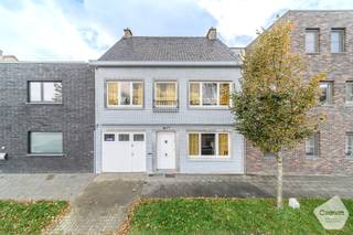 Achter deze bescheiden gevel schuilt een ruime en goed onderhouden woning met tal van mogelijkheden. De woning werd steeds met zorg bewoond en...