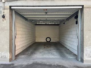 Hele ruime (+/- 16 m²), droge, met elektriciteit voorziene bovengrondse afgesloten garagebox.Met de wagen in te rijden via de Oude Vestigingstraat...