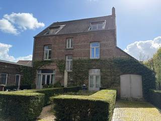 Zeer gunstig gelegen woning op wandelafstand van het centrum van Reet!  Alle winkels, grootwarenhuis Carrefour en verschillende scholen liggen in...