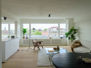 <em>Ruim en lichtrijk 3 slpk appartement met terras nabij het station Gent-Sint-Pieters</em><br /><br />Dit appartement, gelegen op de 5de verdieping, onderscheidt zich door zijn <strong>ruimtelijkheid, praktische indeling en algemene afwerking</strong>. Bijkomende troef is de nabijheid van het <strong>station Gent-Sint-Pieters</strong> en het <strong>Citadelpark</strong> op wandelafstand.<br /><br />Het 3 slpk appartement werd <strong>gerenoveerd in 2021</strong>, <strong>een totaalrenovatie met stijlvolle en tijdloze accenten</strong>. De zwarte stalen binnendeuren, houten vloeren, grote raampartijen en open volumes zetten de toon. Het appartement heeft <strong>een oppervlakte 120m2 en beschikt over een praktische indeling</strong>. De grote ramen, open volumes en ruime hal zorgen voor <strong>een gevoel van ruimte doorheen het appartement</strong>.<br /><br />We betreden het appartement via <strong>de inkomhal met ruime vestiairekast</strong>. Aan <strong>de voorzijde werden de ruimtes opengetrokken</strong> en samengevoegd tot <strong>één groot geheel</strong>. Deze prachtige ruimte geeft plaats aan <strong>de eetplaats, woonkamer en keuken</strong>. De<strong> open keuken met royaal keukeneiland</strong> beschikt over veel bergruimte en werd voorzien van alle toestellen. <br /><br />Centraal vinden we een apart toilet en <strong>de badkamer, met ligbad en regendouche</strong>. Aan de achterzijde vinden we <strong>3 slaapkamers</strong>. Twee identieke slaapkamers van 10m2 en een hoofdslaapkamer van 17m2. Via de ruimste slaapkamer heeft men ook toegang tot<strong> het terras over de volledige breedte van het appartement</strong> . Het appartement beschikt ook over <strong>een privatieve kelderberging</strong> en er is de mogelijkheid tot het bijkopen van een handige staanplaats op de gemeenschappelijke binnenplaats.<br /><br /><strong>De ideale investering en woonplaats door de nabijheid van het station, zijn volume en afwerking.</strong>
