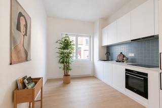 Energiezuinige, charmante gezinswoning met 4 slaapkamers en zuid gerichte tuin te Gent.<br /><br />MOBISCORE 9,4 - TOPLOCATIE<br /><br />Deze karaktervolle woning is gelegen in de Puinstraat te Gent, een rustige straat in een aangename woonomgeving (VISSERIJ) met een uitstekende bereikbaarheid. De woning bevindt zich op korte afstand van het historische stadscentrum en geniet van een vlotte verbinding naar de belangrijkste invalswegen.<br /><br />Bij het betreden van de woning komt u terecht in een aparte inkomhal met een authentieke witte trap die meteen het karakter van de woning benadrukt. Daarnaast bevindt zich op het gelijkvloers een apart gastentoilet.<br />De ruime en lichtrijke leefruimte vormt het hart van de woning. Dankzij de grote raampartijen geniet deze ruimte van veel natuurlijke lichtinval. <br />Een accentmuur afgewerkt met kalkverf zorgt voor een warme en stijlvolle uitstraling.<br />Aansluitend bevindt zich de open, volledig uitgeruste witte keuken met ingebouwde kasten en voldoende opbergruimte. <br />Via het schuifraam heeft u rechtstreeks toegang tot de aangename zuid gerichte tuin.<br />Op het gelijkvloers bevindt zich tevens een praktische berging met aansluiting voor een wasmachine.<br /><br />Op de eerste verdieping vindt u een aparte douchekamer, evenals een volwaardige badkamer uitgerust met een dubbele lavabo en een ligbad. <br />Daarnaast bevindt zich op deze verdieping een ruime slaapkamer.<br /><br />De tweede verdieping beschikt over twee bijkomende volwaardige slaapkamers.<br /><br />Achter een afzonderlijke deur leidt een vaste trap naar de bovenste verdieping, waar zich nog een vierde slaapkamer bevindt. <br />Deze ruimte kan eveneens perfect dienen als bureau, hobbyruimte of polyvalente kamer.<br /><br />Troeven van deze woning:<br />• EPC A<br />• Asbestvrij<br />• Zonnepanelen aanwezig<br />• Authentieke inkomhal met karaktervolle trap<br />• Ruime en lichtrijke leefruimte<br />• Stijlvolle accentmuur met kalkverf<br />• Open witte keuken met ingebouwde kasten<br />• Zuidgerichte tuin<br />• Praktische berging met wasmachineaansluiting<br />• Aparte douchekamer en volwaardige badkamer<br />• Vier slaapkamers<br />• Mogelijkheid tot bureau of hobbyruimte<br /><br />Ligging<br />De woning geniet van een uitstekende ligging nabij:<br />• Het historische centrum van Gent<br />• Station Gent-Dampoort<br />• Visserij, populaire buurt<br />• Nabij Portus Ganda<br />• De R40 en belangrijke invalswegen<br />• Groenzones<br /><br />Kortom, een charmante en ruime gezinswoning met veel lichtinval, vier slaapkamers en een zonnige tuin op een AA+ ligging in Gent.<br />Voor meer informatie contacteer Eva via 0475/69.38.22 of eva@vicusvastgoed.be