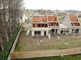 Zoek jij een energiezuinige nieuwbouwwoning op een ideale locatie? Bekijk dan even deze fraaie halfopen bebouwing in moderne stijl. De woning maakt deel uit van ons bouwproject in Gistel. In een kindvriendelijke en groene wijk, dicht bij alle voorzieningen.<br /><br />Het is een zeer energiezuinige woning, uitgerust met geothermische warmtepomp, vloerverwarming, ventilatie met warmterecuperatie en zonnepanelen.<br />Deze ruime gezinswoning heeft een optimale indeling met o.m. een lichtrijke leefruimte, ingerichte eilandkeuken en badkamer, tuin met gezellig terras, 4 slaapkamers, veel berging én een garage.   <br /><br />Danneels werkt jouw nieuwe thuis sleutel-op-de-deur voor je af, incl. terras, oprit en tuinomheining. Voor een vaste prijs en tegen een afgesproken einddatum. Jij kiest de keuken- en badkamerinrichting, vloer- en wandtegels bij onze partners. Onze klantenbegeleider staat voor je klaar met advies op maat. 