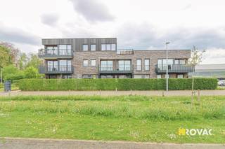 Energiezuinig appartement voorzien van 2 zonnepanelen op de gelijkvloerse verdieping in woonproject bestaande uit inkomhal, toilet, ruime lichtrijke living met open en volledig ingerichte keuken, groot terras met tuin, wasplaats-berging, 2 slaapkamers, badkamer met ligbad, douche en lavabomeubel, ruime garage met geautomatiseerde poort. Op wandelafstand van winkels, centrum en station. Verwarming : CV op aardgas. Gemeenschappelijke lasten : + € 75 / maand. Ref. : 9266.