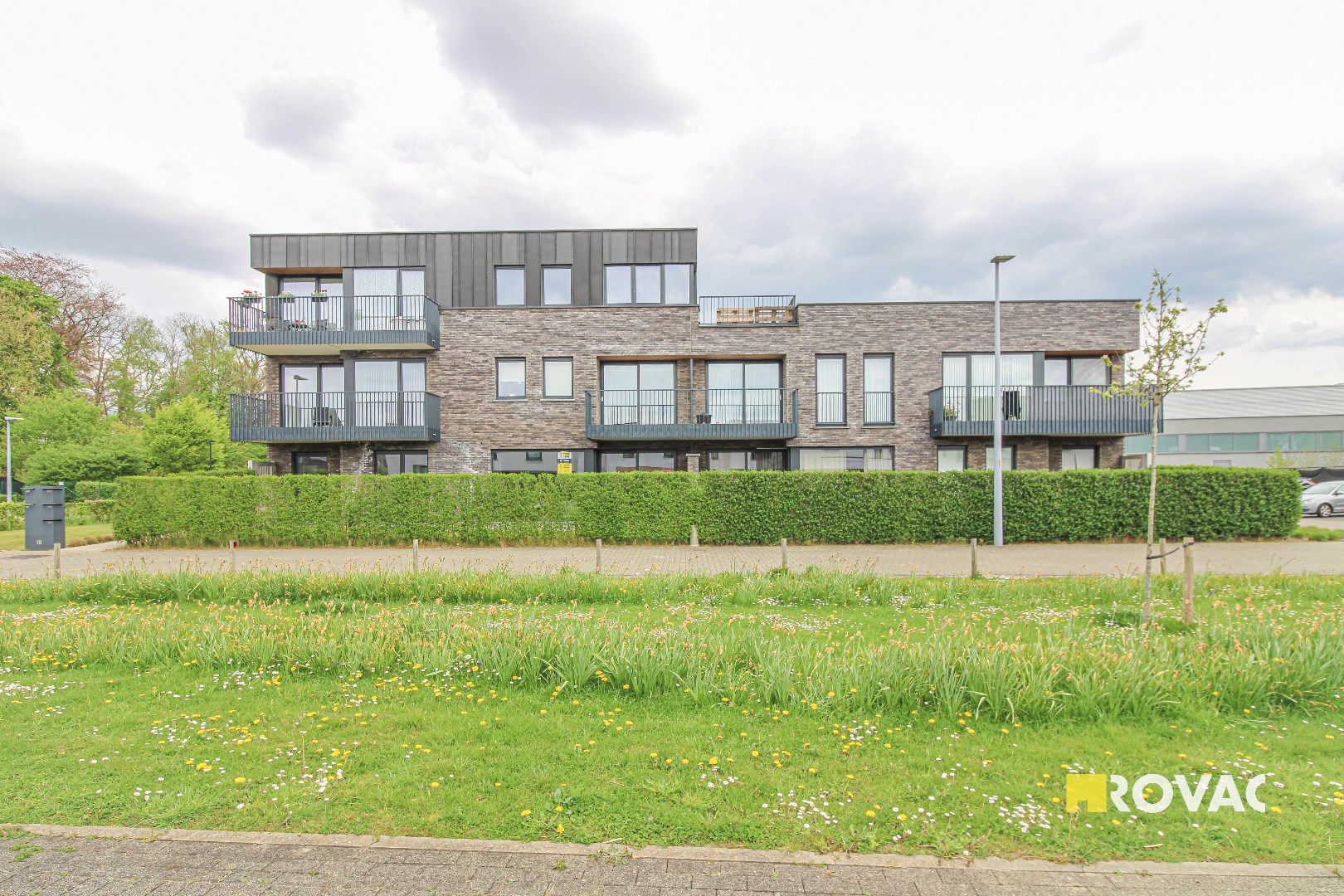 Gelijkvloers appartement met tuin en garage! - foto 1