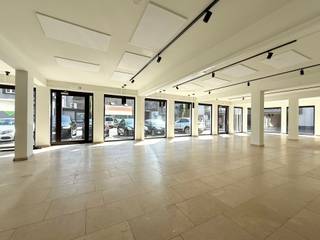 TOPgelegen, pal in het centrum: Gelijkvloers handelspand met visibiliteit/vitrine.Goedgelegen in de winkelstraat, handige publieke voorliggende...