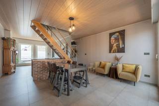 Gerenoveerde woning met uitstekend EPC (label B) en 3 volwaardige slaapkamers op wandel- en fietsafstand van het centrum van Blankenberge, winkels, openbaar vervoer, zeedijk en strand.<br /><br />Bij het betreden van de woning komt u in de inkomhal, die toegang geeft tot de lichtrijke leefruimte met gezellige woon- en eetkamer. Aansluitend bevindt zich de volledig geïnstalleerde keuken. Verder beschikt het gelijkvloers over een apart gastentoilet, een badkamer uitgerust met een douche en dubbele wastafel, evenals een recent ingerichte, volledig uitgeruste wasplaats. Op de eerste verdieping bevinden zich een nachthal en twee ruime slaapkamers. Via een vaste trap bereikt u de tweede verdieping, waar de derde slaapkamer en een praktische berging/zolderruimte zijn ondergebracht.<br /><br />Daarnaast beschikt de woning over een kelder en gezellige, onderhoudsvriendelijke tuin.<br /><br />Deze woning combineert comfort en energiezuinigheid dankzij het gunstige EPC-label B, centrale verwarming op aardgas, een warmtepomp met zowel verwarmings- als koelfunctie, dubbele beglazing en rolluiken, zowel handmatig als elektrisch bedienbaar....<br /><br />Mogelijkheid om twee garageboxen te huren, gelegen op slechts 80 meter van de woning.<br /><br />Voor meer informatie of een bezoek ter plaatse aarzel niet en bel Gaëlle op het nummer 0479 17 17 17.<br />