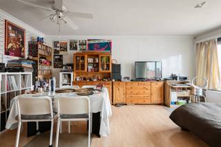 Charmant appartement van 71 m² in het hartje van Ekeren, gelegen aan Klein Hagelkruis 10. Dit praktisch ingedeelde appartement op de tweede verdieping uit 1968 biedt een comfortabele woonervaring met 2 slaapkamers en een lichtrijke leefruimte — ideaal voor starters, jonge koppels of investeerders die willen bijverdienen met verhuur.Het appartement verkeert in een behoorlijke staat en geeft nieuwe eigenaars de mogelijkheid om het naar eigen smaak te moderniseren en waarde toe te voegen. De slaapkamers hebben een mooie oppervlakte en de woonkamer vormt het gezellige hart van de woning. Door de slimme indeling benut u de 71 m² efficiënt, met voldoende opbergruimte en praktische leefzones.De ligging is zeer aantrekkelijk: op wandelafstand van lokale winkels, openbaar vervoer en gezellige horecazaken. Scholen en groenvoorzieningen in de buurt maken dit ook geschikt voor kleine gezinnen. De buurt combineert stadscomfort met een rustige woonomgeving.Vraagprijs: €185.000. Interesse? Neem contact op voor meer informatie of plan een bezoek — ontdek zelf het potentieel van dit appartement en maak van dit pand uw nieuwe thuis.