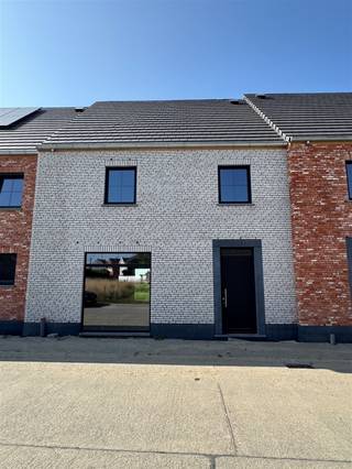 <p>Ruime nieuwbouwwoning met 4 slaapkamers en carport te koop!</p><p>Indeling: inkomhal met gastentoilet, ruime lichtrijke leefruimte met open keuken. Op de eerste verdieping zijn er 3 slaapkamers en een badkamer. <br />Er is een vaste trap naar de zolder, waar er een mogelijkheid is om een 4de en eventueel ook 5de slaapkamer te creëren.</p><p>De woning kan volledig naar eigen keuze worden afgewerkt!</p><p>Totale kostprijs aankoop, btw en notaris: 471 096 euro.<br />Voor meer info of een bezoek mail naar info@property-vastgoed.be</p>