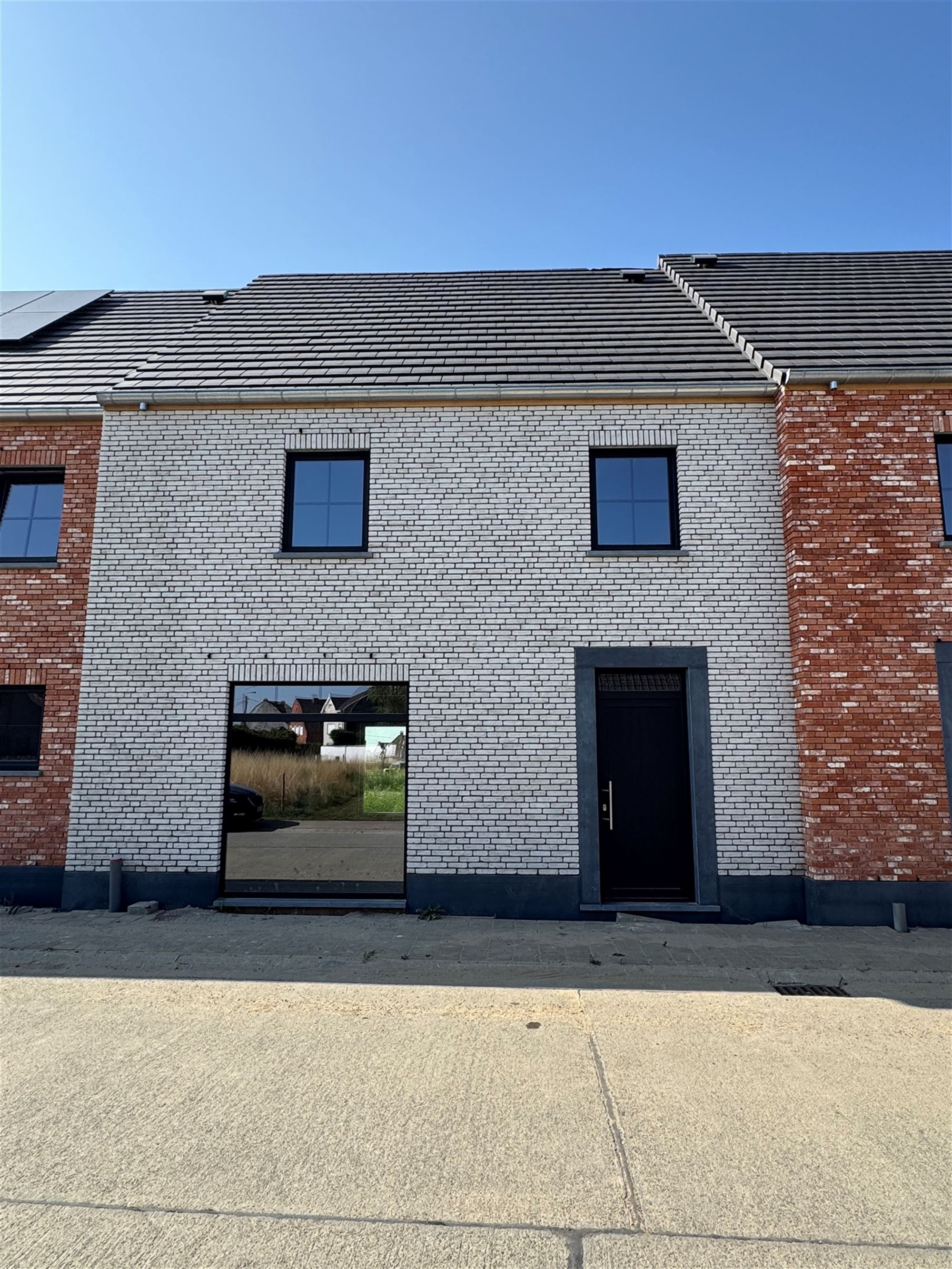 Ruime nieuwbouwwoning met 4 slaapkamers en carport te koop! - foto 1
