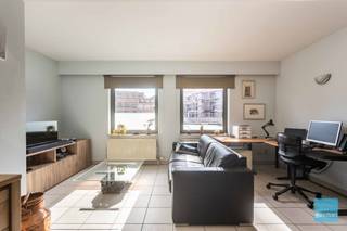 <p>Instapklaar appartement in hartje Aalst<br /><br />Dit centraal gelegen 1-slaapkamerappartement is volledig instapklaar en biedt alle comfort voor wie graag zorgeloos wil wonen. Geniet van het zuidgerichte terras met veel natuurlijk licht en een autostaanplaats die het parkeren extra gemakkelijk maakt. Dankzij de uitstekende ligging bevindt u zich op wandelafstand van winkels, openbaar vervoer, alle voorzieningen en oprit van de autostrade.<br /><br /><br />Kom je dit appartement graag zelf ontdekken? Contacteer ons op 052 52 80 30 of mail naar info@goemanvastgoed.be!</p>