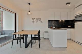 <p>Appartement confortable avec 2 chambres à coucher, rangement en sous-sol et parking dans le centre d'Aalter</p><p>Cet appartement de 2 chambres à coucher est situé au 2ème étage d'un immeuble récent dans le Smedenpoort à Aalter. Très central, à quelques pas des supermarchés, du centre-ville, des écoles, des restaurants, etc. <br />La résidence entière est finie à un niveau élevé et selon les normes énergétiques contemporaines.</p><p>L'agencement est le suivant : hall d'entrée spacieux avec armoire encastrée, séjour, cuisine ouverte, grande terrasse, débarras, 2 chambres à coucher, salle de bains, toilettes séparées.<br />Dans le garage souterrain, il y a également une place de parking et un débarras en sous-sol.</p><p>Loyer : 875 euros par mois pour l'appartement et 50 euros de charges communes<br />Caution locative : 3 mois de loyer (2 625 euros)<br />Frais supplémentaires : partage de l'agencement du locataire<br />Disponibilité : 1er août 2026</p><p>Pour plus d'informations ou une visite, veuillez contacter Yana : yana@heritagevastgoed.be</p>