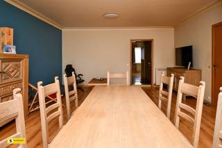 <p><span>GEZELLIG APPARTEMENT IN BORSBEEK MET VEEL POTENTIEEL</span></p><p><span> </span></p><p><span>Dit charmante appartement van 100 m² is gelegen in het hartje van Borsbeek. De woning biedt een perfecte combinatie van comfort en ruimte voor gezinnen of professionals die op zoek zijn naar een prettige leefomgeving.</span></p><p><span> </span></p><p><span>INDELING EN RUIMTE</span></p><p><span> </span></p><p><span>Het appartement beschikt over drie slaapkamers, ideaal voor een gezin of voor wie flexibele werkruimte nodig heeft. De slaapkamers zijn voorzien van laminaat vloeren en bieden bovendien aangename mogelijkheden voor persoonlijke inrichting. Een praktische badkamer completeren de sanitaire voorzieningen van deze woning.</span></p><p><span> </span></p><p><span>WOONKAMER EN EETRUIMTE</span></p><p><span> </span></p><p><span>De ruime woonkamer en eetruimte vormen het hart van het appartement. Met grote ramen die veel natuurlicht binnenlaten en houten vloeren die warmte uitstralen, schept deze ruimte een gezellige sfeer. De open verbinding tussen woon- en eetgedeelte maakt het ideaal voor gezinsmoment of ontvanging van gasten.</span></p><p><span> </span></p><p><span>KEUKEN</span></p><p><span> </span></p><p><span>De uitgeruste keuken is voorzien van houten kasten en een functioneel werkblad. Met een gasfornuis, afzuigkap en alle nodige aansluitingen is deze keuken klaar voor dagelijks gebruik. De keuken bevindt zich naast de woonkamer, wat een natuurlijke doorstroom schept.</span></p><p><span> </span></p><p><span>BIJZONDERHEDEN</span></p><p><span> </span></p><p><span>Het appartement beschikt over een eigen balkon of terras met uitzicht op de omgeving, perfect voor ontspanning in de openlucht. De woning is voorzien van radiatoren voor centrale verwarming, wat zorgt voor comfort gedurende alle seizoenen. Een praktische berging biedt extra opslagruimte.</span></p><p><span> </span></p><p><span>LIGGING</span></p><p><span> </span></p><p><span>Borsbeek is een welgestelde gemeente met een familiaire karakter. Dit appartement is gunstig gelegen nabij winkels, scholen en voorzieningen. De bereikbaarheid van andere stadsdelen is goed dankzij de nabijheid van belangrijke verkeersaders.</span></p><p><span> </span></p><p><span>Deze woning is een solide investering voor wie op zoek is naar een ruim en comfortabel onderkomen in een aantrekkelijke buurt. Met drie slaapkamers en een goed ingedeelde ruimte biedt dit appartement veel mogelijkheden voor diverse levensstijlen.</span></p>