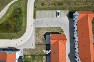 Deze halfopen nieuwbouw woning met 3 slaapkamers en een bewoonbare oppervlakte van 168 m² is gelegen op een perceel van 234,35 m² in de...